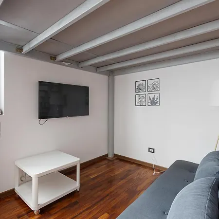 Apartment Cosy Nearby Piazza Insubria! Book Now! *